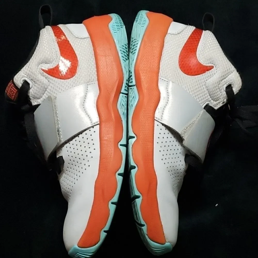 NIKE TEAM HUSTLE D8 BASKETBALL SHOES, SIZE 5